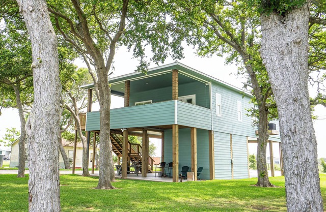 Charming Caney Creek Getaway - 3 Bedrooms, 2 Bathrooms. Private Pier