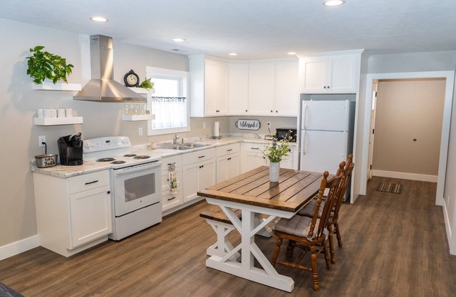 Charming Cannelburg Cottage: Beautiful New Home!n