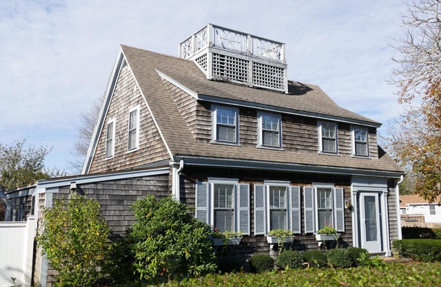 Charming Cape House, newly renovated, walk to beaches, Hyannis Harbor, and more!