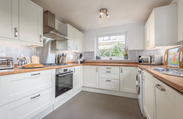 Charming Cardoon Cottage in beautiful village