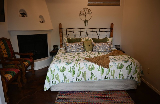 Charming Casita with private entry and porch. Enjoy the Sonoran Desert Serenity.