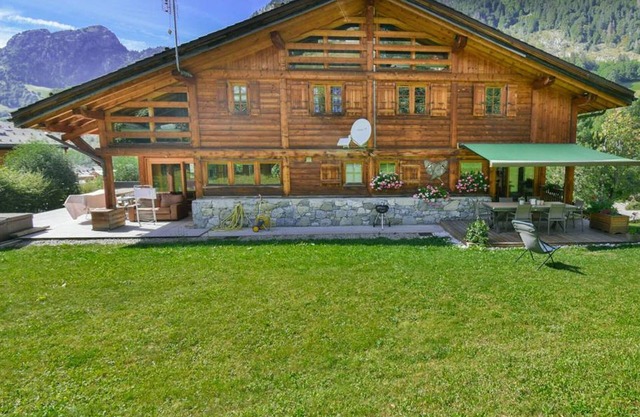 Charming Chalet for 11, Close to Slopes & Amenities