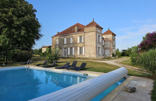 Charming chateau, spacious and pleasant. Heated swimming pool. Promos and discounts.