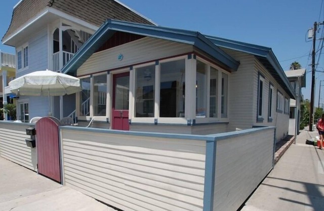 Charming, Classic Newport Beach Bungalow - Steps to Beach! Patio & Sun Porch