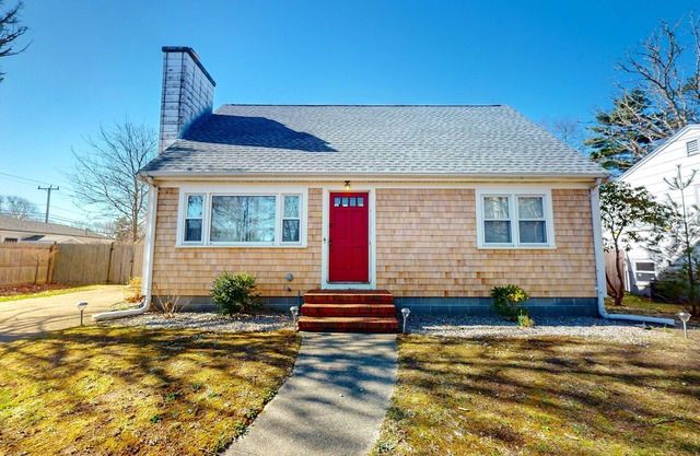 Charming coastal home with large yard, firepit, & grill - pool and beach access