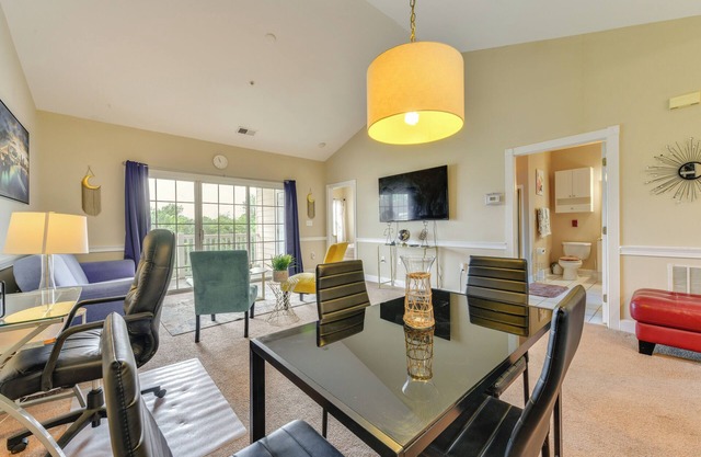 Charming Condo w/Balcony, 1 Mi to UNC Charlotte!