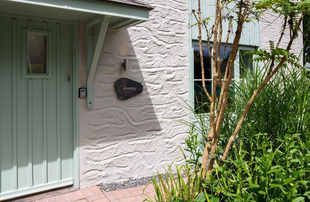 Charming Cornish cottage with private hot tub/shared pool, nr Falmouth/Helford