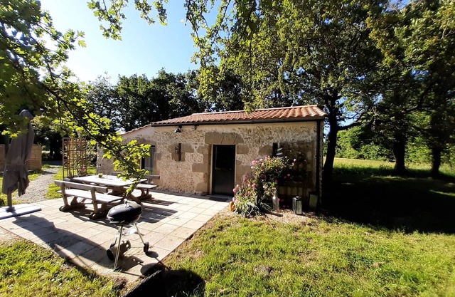 Charming Cottage Amidst Nature with Wellness Services and Private Garden in Sallertaine