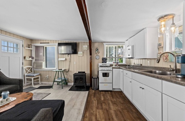 Charming Cottage in Breakwater Village - Grab your Sandals and Head to the Private Beach!