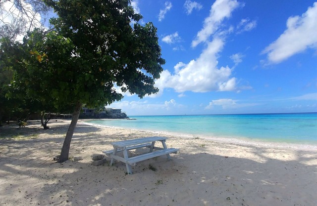 Charming Cottage in Rockley, Barbados only 5 mins Walk to Gorgeous Accra Beach!
