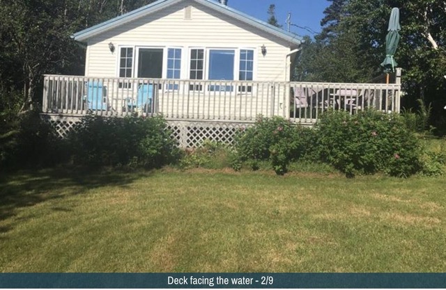 Charming cottage, sleeps 4, near Fox Harbour with beach access