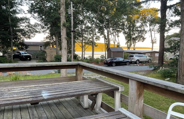 Charming cottage with 2 bedrooms and WiFi, AC in enchanting Mashpee