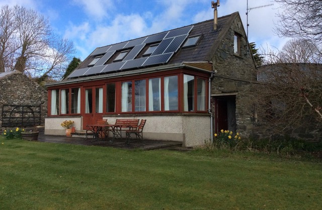 Charming Country Cottage with private garden. We welcome children and dogs….