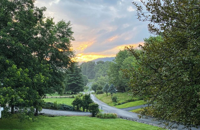 Charming Cozy Cabin by the Smoky Mtns. Game Room, Fireplace, Sunroom, Fire Pit