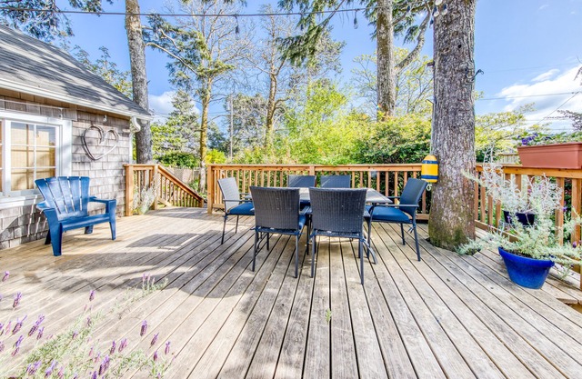 Charming Dog-Friendly Cottage with AC, Washer/Dryer, Gas Grill, Easy Beach Access