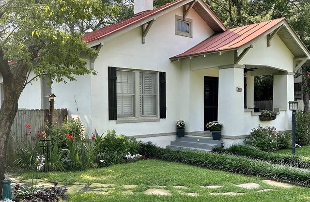 Charming downtown Aiken cottage close to restaurants and equestrian events!