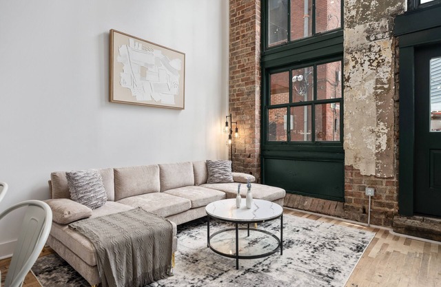 Charming DT Apartment Loft l Parking+Rooftop+Gym! Sleeps 4