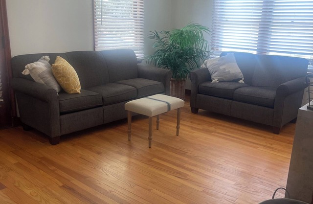 Charming Family house sleeps 8, close to Roscoe, Rockford, Beloit, Janesville