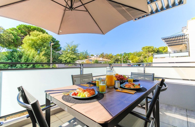 Charming flat with Private Garage and Pool