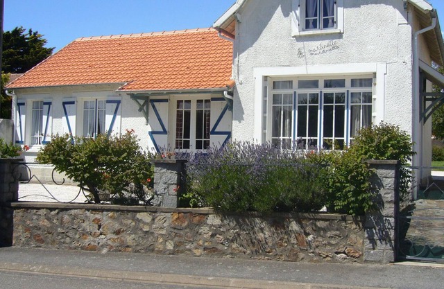 CHARMING FAMILY HOUSE IN VILLAGE DES GALETTES ST MICHEL