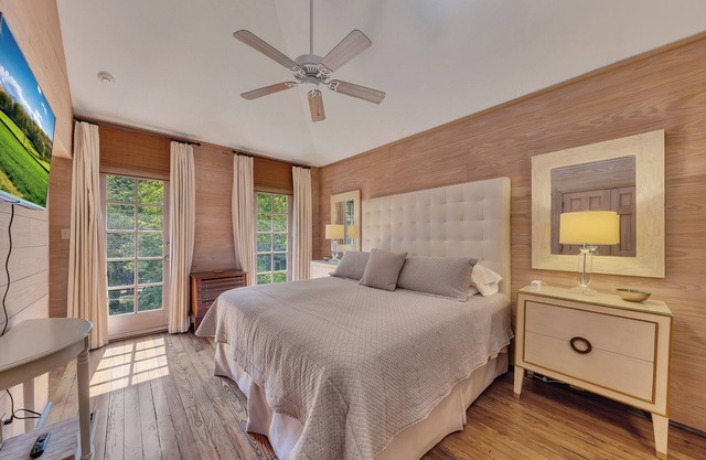 Charming garden guest house tucked behind a gated driveway in Buckhead. King bed, full kitchen, washer/dryer, smart TVs, and private outdoor space.