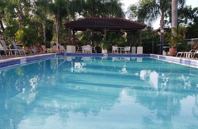Charming Gated Community, Walk to Bell Tower, Near Beach. 3-Month Min Stay