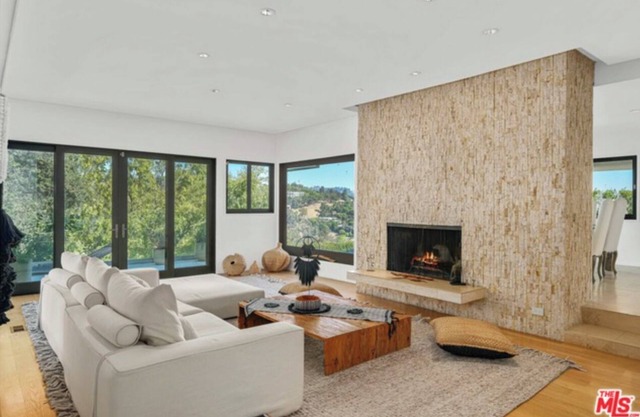 . Charming getaway in La . WiFi , Ac , pool . View , relaxing outdoor space.