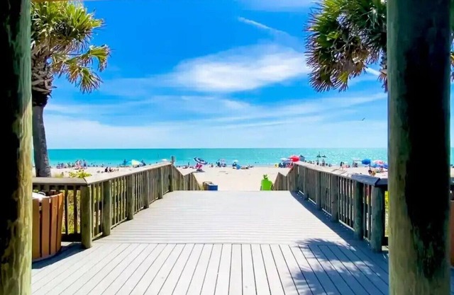 Charming Ground Floor, 2bd-2bh Condo, 2 miles to Beaches, Private W/D