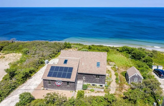 Charming Handicapped Accessible 3-bedroom house in Welcoming Wellfleet
