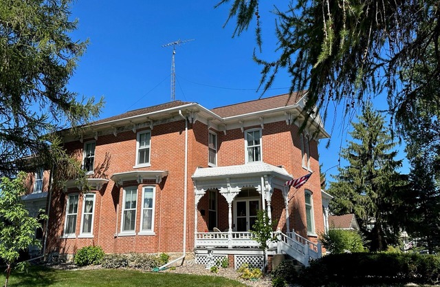 Charming Historic Getaway: Unwind in Lancaster's Timeless Elegance