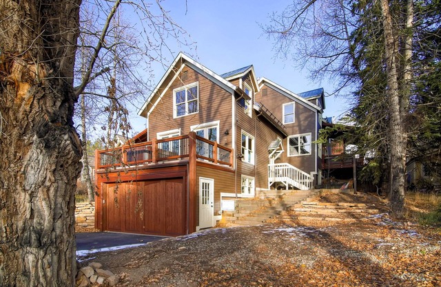 Charming Home w/Mountain Views + Hot Tub + Ski Shuttle - Raven's Bungalow