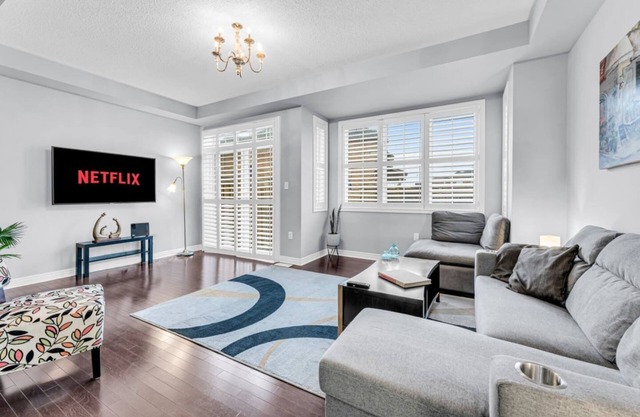 Charming Home with Airport and Toronto Nearby