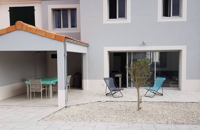 Charming house 8p. 5min (400m) from the sea with heated pool
