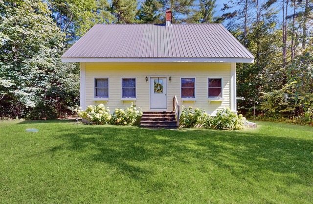 Charming house w/peaceful yard, close to village & recreation, kitchen, w/d