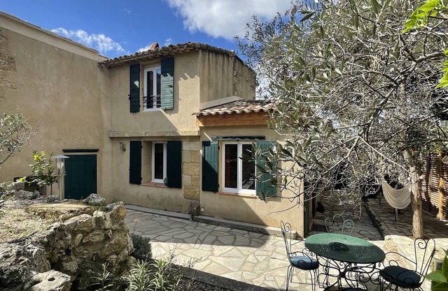 Charming house with garden in the heart of the village of Lambesc