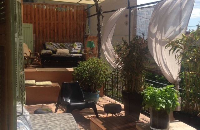 CHARMING HOUSE WITH GARDEN. SEVERAL OUTDOOR SPACES. CALM IN THE CITY