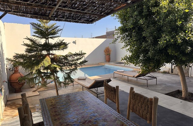 Charming house with private pool , 10 mns from city