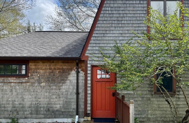 Charming in-town apartment in scenic Blue Hill village near Acadia National Park