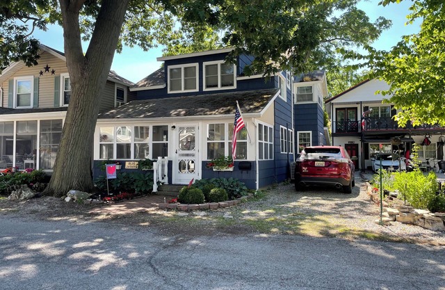 Charming Lakeside OH Cottage with Lake Views, steps to Park & Shopping