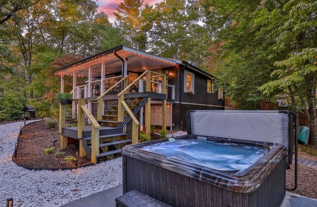 Charming Lake Blue Ridge Cottage -Completely modernized & updated w private dock
