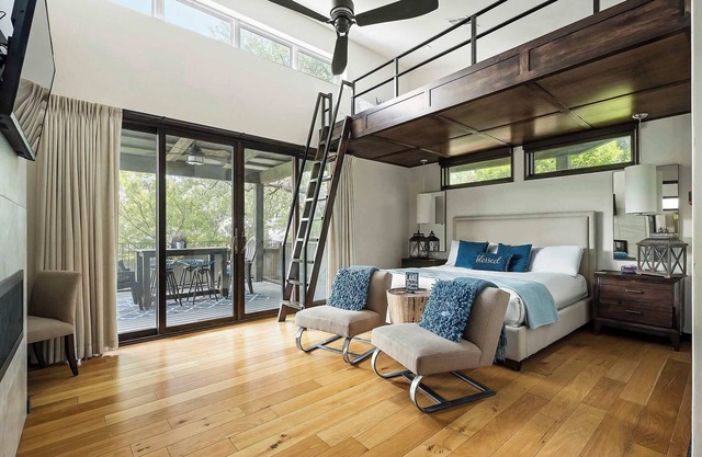 Charming Lake Getaway with Loft - Pickleball & BBQ