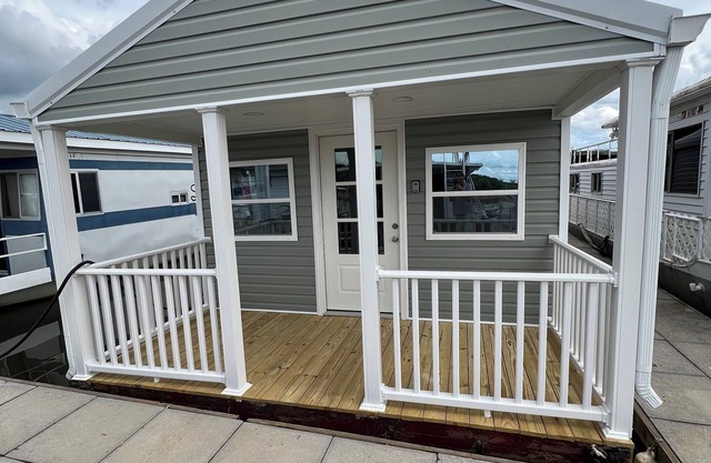 Charming land accessible houseboat in Morristown