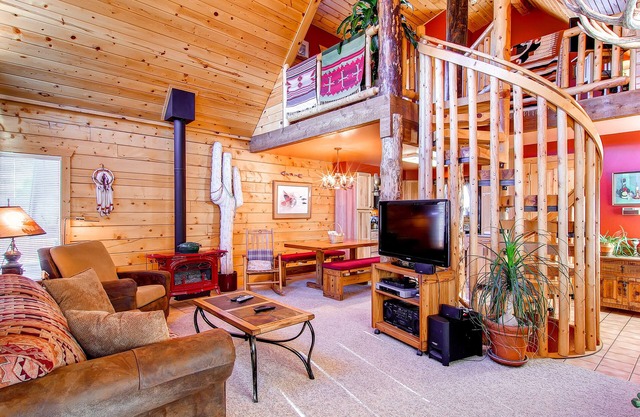 Charming log cabin w/restful hot tub, perfect moments maker with your pups!
