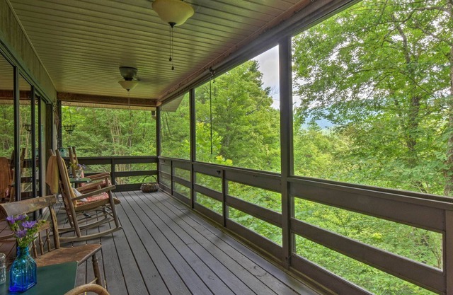 Charming Murphy House w/ 2 Decks Near Trails!