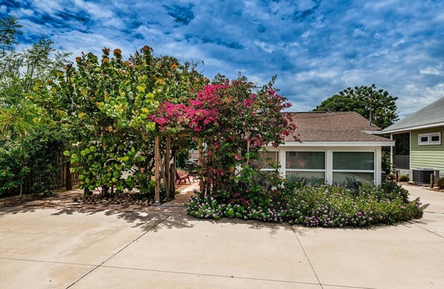 Charming Newly Reno 1 min to Downtown Dunedin