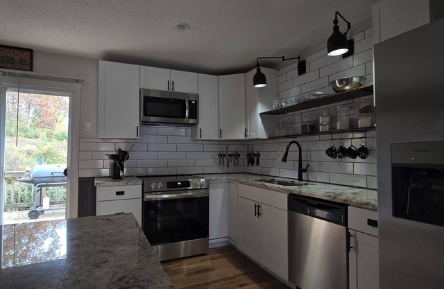 Charming, Pet friendly, Long stay discounts, 6 miles to Convention Center