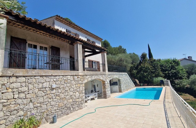 CHARMING PROVENCAL VILLA WITH SWIMMING POOL IN A QUIET LOCATION