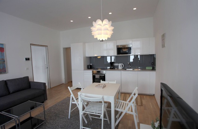 Charming, quiet 2 bedroom apartment