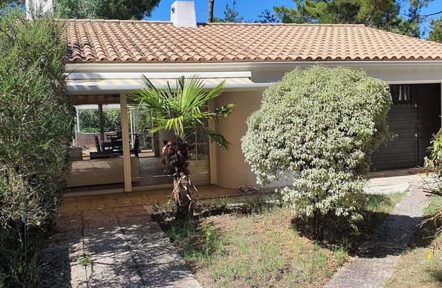 Charming, renovated, air-conditioned single-storey house on the edge of a forest.