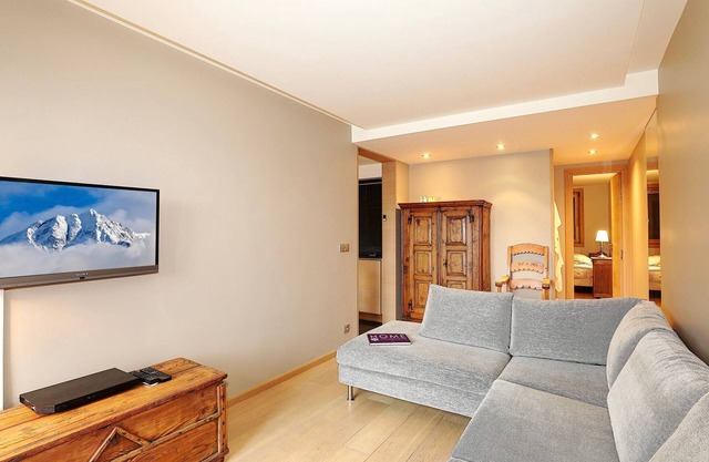Charming renovated 3BR near slopes, parking, Wifi